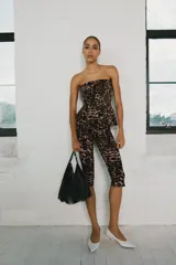 Pantalón capri negro de tiro medio y corte ajustado, confeccionado en tejido elástico con cintura elástica.