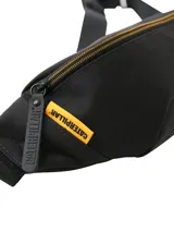 Riñonera negra Caterpillar, confeccionada en material resistente, con compartimento principal con cierre de cremallera, costuras en tono naranja y logo de la marca bordado en el frente.