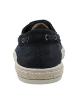 Alpargata de estilo náutico color azul marino, confeccionada en poliéster reciclado y descarne. Presenta cordones, ojales metálicos, detalle de bordado lateral y suela con borde de yute y base de goma.