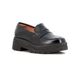 Mocasines de cuero sintético color negro con suela track de plataforma dentada.