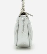 Cartera baguette pequeña de PU metalizado plateado, con correa de hombro de cadena.