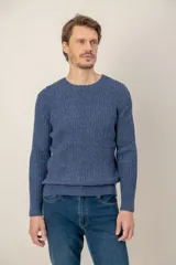 Sweater de punto morley con cuello redondo, diseño melange y ajuste clásico.