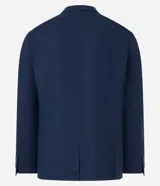 Saco de traje de lino y viscosa color beige, con solapa de muesca, cierre frontal de dos botones, bolsillos con solapa y medio forro interior.