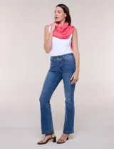 Pashmina de gasa color fucsia, con terminaciones desflecadas en los extremos.