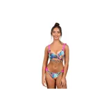 Bikini de dos piezas con estampado tropical multicolor. El top es tipo triángulo con tirantes con volados rosados y detalle de lazo cruzado en la cintura. La bombacha es tipo tanga con detalles de volados rosados en los laterales.