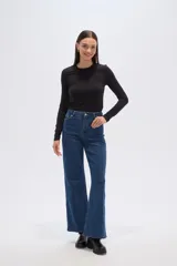 Pantalón jean negro de corte ancho y tiro alto, con cierre de botón y cremallera.