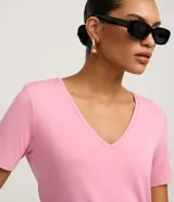 Remera básica de viscosa color blanco, con mangas cortas, cuello en V y corte recto.
