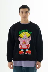 Buzo negro de algodón con cuello redondo y puños acanalados. Estampado frontal con un personaje de caricatura y el texto "HOME ALONE" en verde.