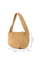 Cartera negra de poliéster con diseño de tachas metálicas plateadas en los bordes y en la correa. Tiene cierre superior y un compartimento principal.