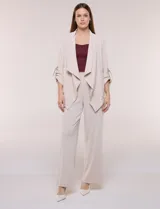 Chaqueta liviana color beige de silueta fluida y diseño abierto, con solapa caída, cintura con cordón ajustable y mangas 3/4 con presilla y argolla metálica.