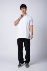 Chomba de manga corta en color blanco, con cuello clásico y cierre frontal de dos botones. Presenta un corte recto y diseño minimalista.