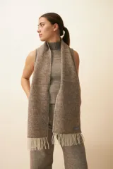 Bufanda unisex color marrón con flecos en los extremos.