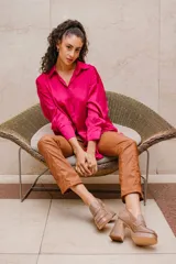 Mocasines color beige con estampado de piel de cocodrilo, plataforma y tacón cuadrado.