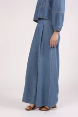 Pantalón de jean de tiro alto, corte palazzo y pierna ancha.