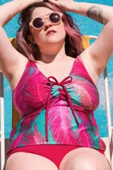 Camiseta tankini estampada con motivos de hojas en tonos rosa y verde agua, con escote en V y nudo ajustable.