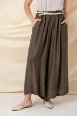 Pantalón italiano ancho color crudo, con cintura elastizada, cinto trenzado y bolsillos laterales.