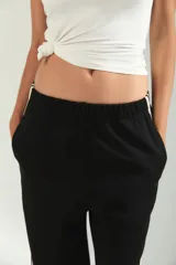 Pantalon de jogging de corte amplio y tiro medio, color gris melange, con cintura elástica y detalle de franjas laterales en tono claro.