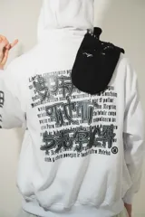 Hoodie blanco con pasamontañas negro incorporado, corte oversize, estampado en el pecho y mangas, y bolsillo tipo canguro.