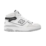 Championes de caña alta New Balance modelo 650, con diseño en cuero blanco, detalles en negro y refuerzos de gamuza gris en la puntera. Presenta el logo de la marca en el lateral y suela de goma con tecnología de amortiguación.