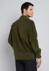 Sobrecamisa negra de pana con cuello clásico, cierre frontal con botones, dos bolsillos de parche con solapa en el pecho y puños abotonados.