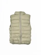 Chaleco acolchado de diseño puffer, con cierre frontal completo y cuello alto. Presenta un acabado liso en tono verde oliva.