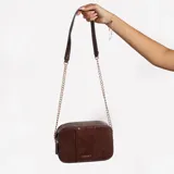 Cartera bandolera rectangular color marrón con correa de cuero y cadena dorada. Tiene cierre superior y detalles de pespuntes en los laterales.