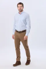 Pantalón de pana de corte recto y cinco bolsillos, con cierre de botón y cremallera, y detalles metálicos personalizados.