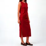 Pollera midi de corte recto y tiro alto, con tajo lateral pronunciado.