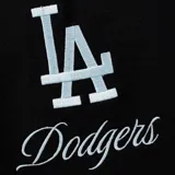 Short deportivo negro de corte regular fit, con cordón ajustable en la cintura y el logo de los Dodgers bordado en la pierna.