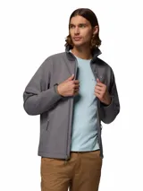 Chaqueta soft shell Columbia modelo Ascender, color gris, con cuello alto, cierre frontal completo, bolsillos laterales y en el pecho con cierre, y logo bordado en el pecho.