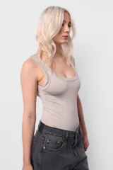 Body negro de microfibra pesada, con escote cuadrado y espalda baja. Terminaciones en collareta, broches snap en entrepierna y elástico interno en contorno de tiro para mejor ajuste.