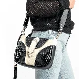 Bandolera negra y beige con estampado de piel de serpiente, correa larga ajustable y removible, bolsillo trasero con cierre, cierre superior y tapa con broche.