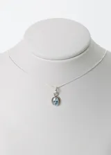 Cadena de plata 925 con dije ovalado de topacio azul.