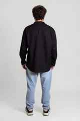 Camisa blanca de manga larga con cuello mao, confeccionada en lino y algodón.