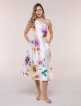 Vestido midi de tafeta blanca con estampado floral en tonos rosados, amarillos y morados. Presenta diseño de un solo hombro, corte en la cintura y falda evasé con vuelo.