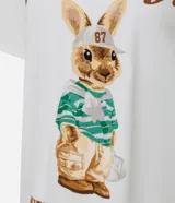 Remera de algodón color blanco, con cuello redondo y mangas cortas. Presenta un bordado central de un conejo vestido con ropa deportiva y gorra, acompañado de la frase 'Classic Style' en la parte superior y 'With Modern Details' en la parte inferior.