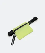 Riñonera verde lima de PVC, con correa ajustable negra con cierre de hebilla.