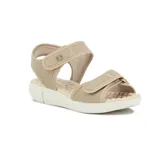 Sandalia deportiva Modare color beige, con tiras de mesh ajustables mediante velcro y suela blanca ergonómica.
