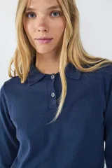 Suéter tejido color azul marino, con cuello estilo polo, escote en V y mangas largas. Confeccionado en un tejido suave y liviano.