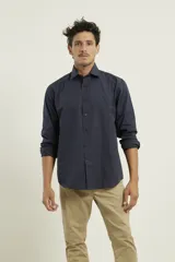 Camisa de vestir blanca, de corte clásico, con cuello italiano y mangas largas.