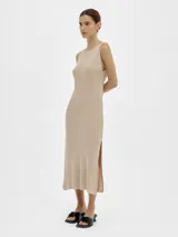 Vestido largo tejido en jersey color beige, con escote bote y corte con abertura en los laterales.
