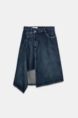 Falda midi de denim azul con tiro medio, diseño asimétrico de bajo cruzado y cinco bolsillos clásicos.