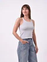 Musculosa blanca con rayas horizontales finas color amarillo pálido.