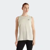 Musculosa New Balance Essentials Heathertech, color beige claro, con cuello redondo y logo NB pequeño en el pecho.