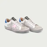 Zapatillas bajas de cuero vacuno blanco con estampado python en gris, detalle de glitter dorado en puntera y talón, estrella rosa de charol y contrafuerte azul.
