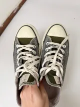 Championes Converse de lona estilo denim con efecto deslavado, puntera de goma blanca y cordones claros.