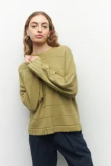 Sweater gris tramado de mangas acampanadas y cuello a la base.