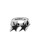 Anillo de plata 925 con diseño abierto, presentando dos estrellas esmaltadas en negro. La banda interior lleva grabado el nombre de la marca "TwoJeys" y dos estrellas.