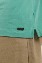 Chomba negra de piqué con cuello clásico y mangas cortas.