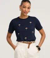Blusa slim de manga corta y cuello redondo, color azul marino con delicados bordados de paraguas en tono beige.